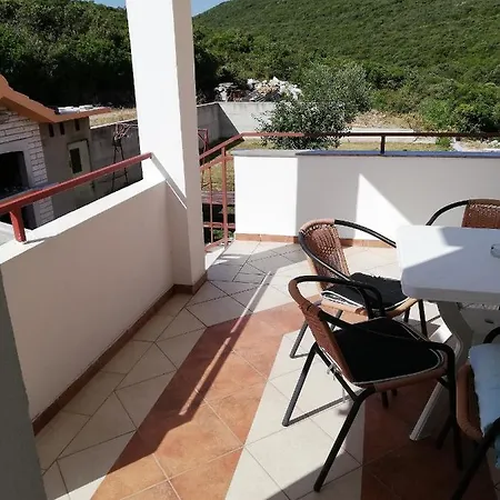 Jele Ii Apartment